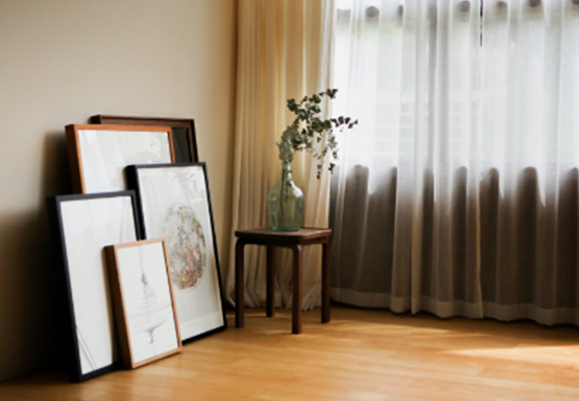 ポスターを床置きスタイルで空間を調和する