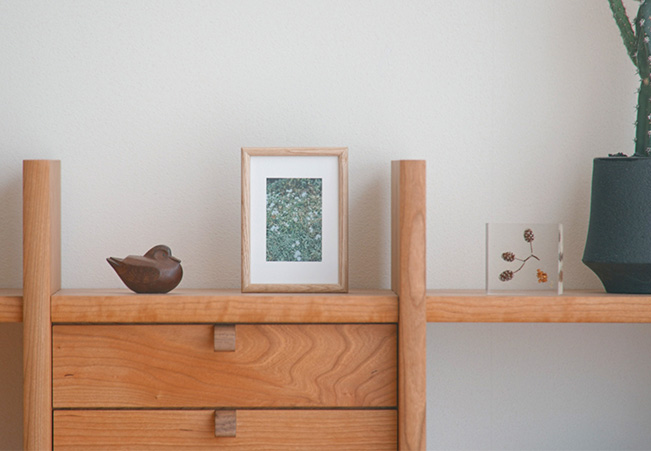 窓辺や卓上でつかう、より身近な距離感としてのフレーム